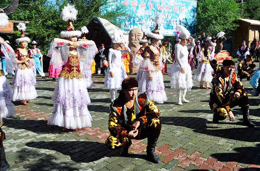 新疆哈薩克風情園在風景如畫的新疆天山天池腳下，102戶哈薩克牧民選擇定居在闊克胡拉村，他們放棄了“逐水草而居”的游牧式生活，轉而用一幅幅生活畫卷的方式向南來北往的游客展示著哈薩克族的傳統文化。