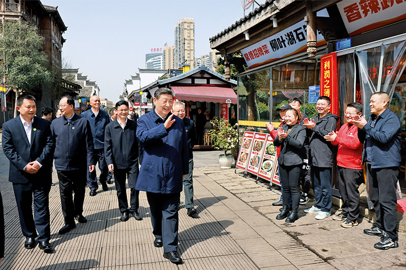 2024年3月18日至21日，中共中央總書記、國家主席、中央軍委主席習近平在湖南考察。這是19日上午，習近平在常德河街考察時，同店主和游客親切交流。 新華社記者 王曄/攝